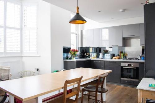 Modern 1 Bed 2-storey Flat In Clapton, , London