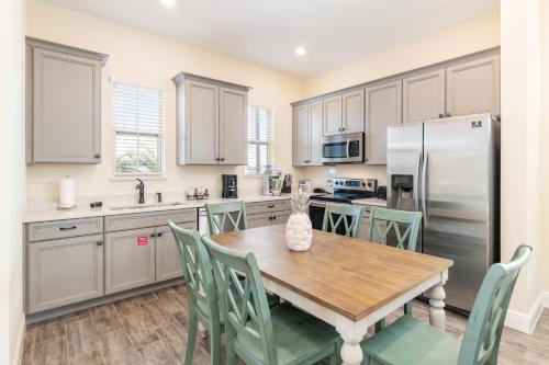 Welcoming Cottage with Daily Housekeeping near Disney at Margaritaville 2972SR - image 2