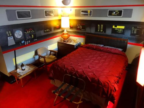 The Star Trek - USS Enterprise Room at the Itty Bitty Inn — Photo 3