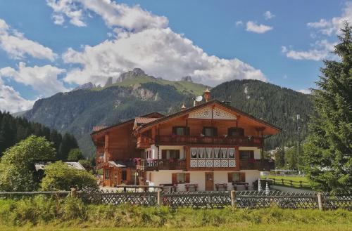 Appartamenti Agriturismo Cèsa Ciasates - Apartment - Canazei di Fassa