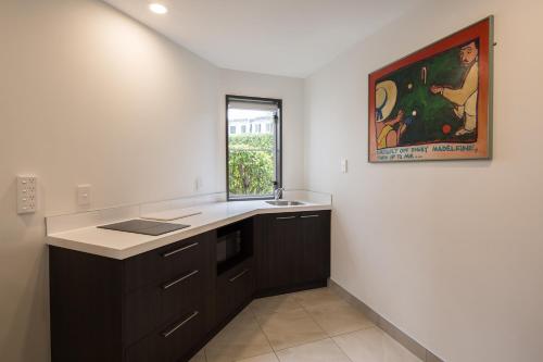 Deluxe Two-Bedroom Apartment image 4