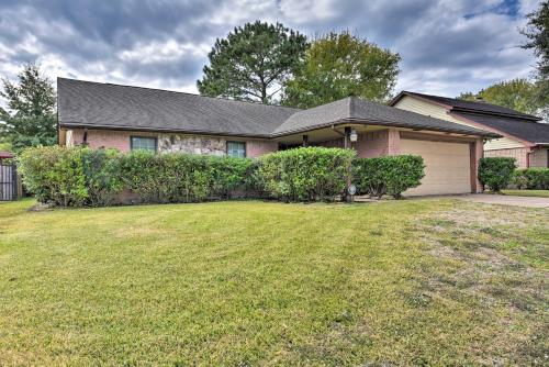 Pet-Friendly Missouri City Home with Fenced-In Yard! in Missouri City, USA