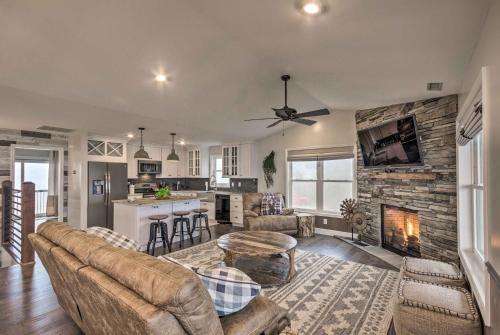 Ski-in and Ski-out Beech Mountain Cabin with Deck!