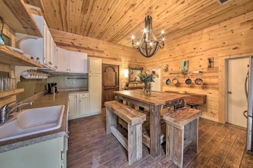 Home with Large Deck and BBQ Grill in New Braunfels in New Braunfels, USA