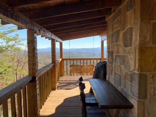 Custom Mtn Cabin with Hot Tub 7 Mi to Pigeon Forge! Tennessee