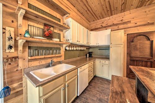 Home with Large Deck and BBQ Grill in New Braunfels in New Braunfels, USA