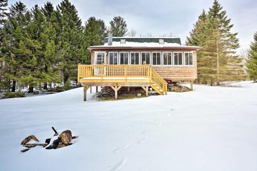 Livingston Manor Cabin with Private Lake Access - image 2