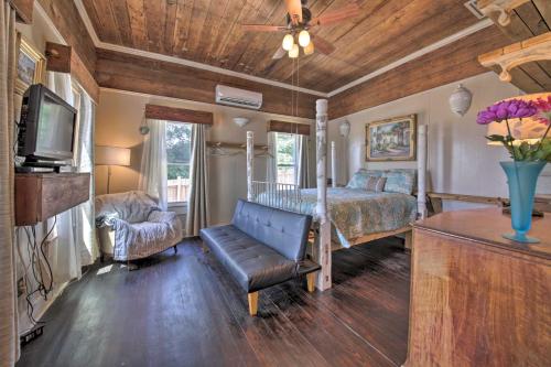 Home with Large Deck and BBQ Grill in New Braunfels in New Braunfels, USA