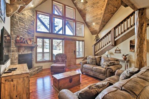 Rustic Lake Cabin- 1 Mi to Silver Dollar City - image 3