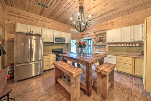 Home with Large Deck and BBQ Grill in New Braunfels in New Braunfels, USA