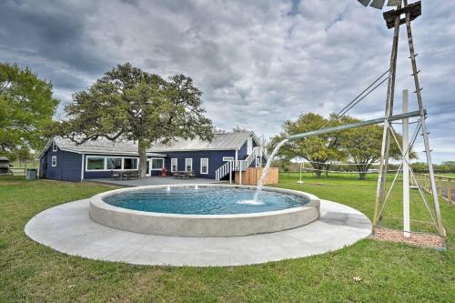 . Pet-Friendly Schulenburg Farmhouse with Pool!