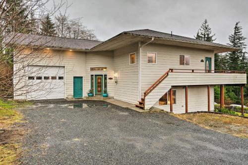 Ketchikan Home Bay Views, half Mi to Hiking Trails in เคตชิคาน (AK)