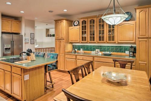 Ketchikan Home Bay Views, half Mi to Hiking Trails in เคตชิคาน (AK)