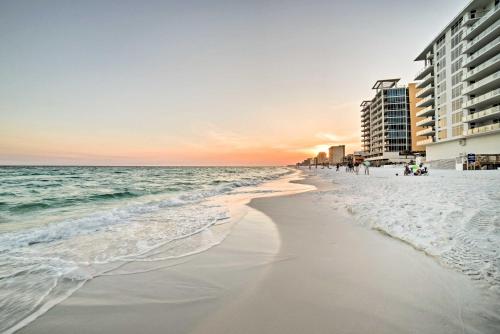 Destin Resort Condo, Sleeps 6 - Walk to Beach, Destin