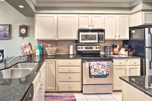 Lakefront Lago Vista Condo with Resort Amenities! in Lago Vista, USA