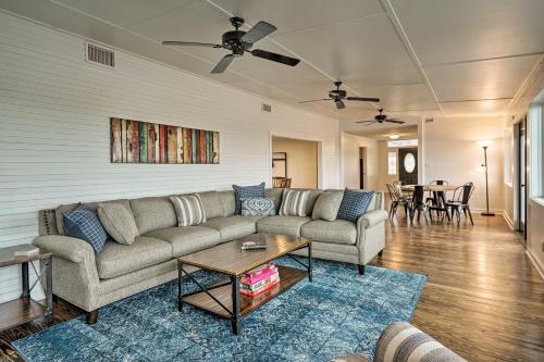 Fire Pit, Pickleball, Pool! Schulenburg Farmhouse - Ammannsville, TX