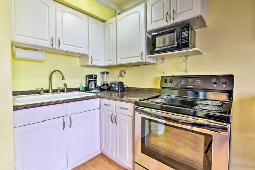 Corpus Christi Beachfront Condo with Pool Access! in Corpus Christi, USA