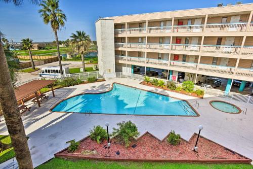 Corpus Christi Beachfront Condo with Pool Access! in Corpus Christi, USA