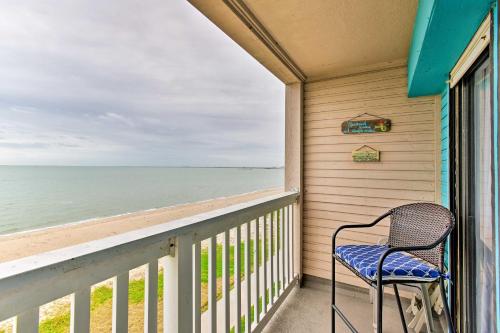 Corpus Christi Beachfront Condo with Pool Access! in Corpus Christi, USA
