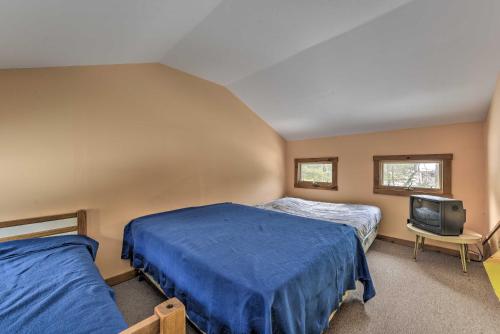 Robins Nest Cottage with Hot Tub - Near Lake - image 3