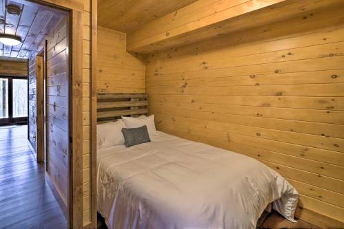 Family-Friendly Warsaw Cabin with Furnished Deck - image 5