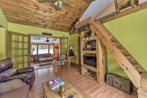 Robins Nest Cottage with Hot Tub - Near Lake - image 6