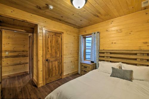 Family-Friendly Warsaw Cabin with Furnished Deck - image 9