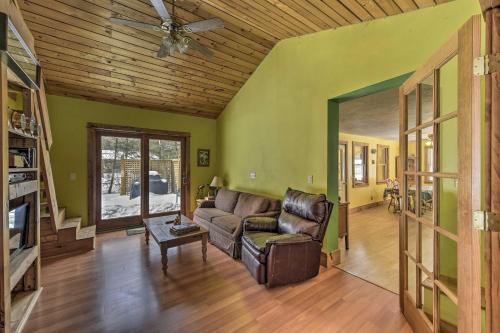 Robins Nest Cottage with Hot Tub - Near Lake - image 9