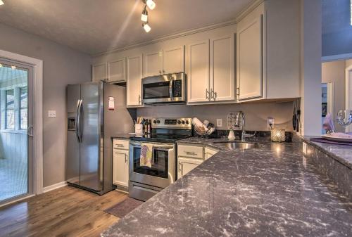 Condo w/ Sunroom, Near Downtown Hendersonville!, Hendersonville (foto 8)