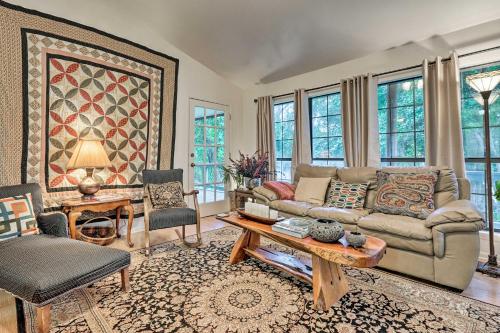 Riverfront Martindale House with 2 Covered Decks in Martindale, USA
