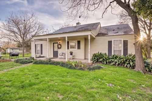 Riverfront Martindale House with 2 Covered Decks in Martindale, USA