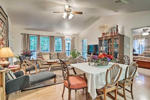 Riverfront Martindale House with 2 Covered Decks in Martindale, USA