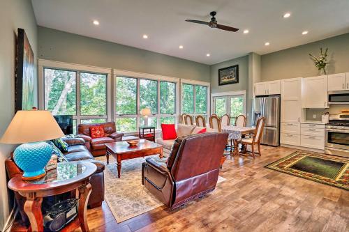 Grand Rapids Area Lakefront House with Dock in Lowell, Vereinigte Staaten von Amerika
