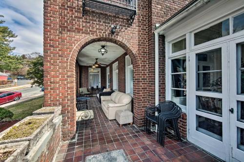 Cozy Reading Retreat with Comm Patio by The Pagoda!