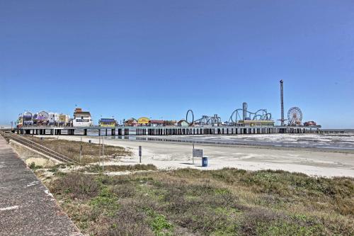 Historic Cottage Near Pleasure Pier and The Strand - image 35
