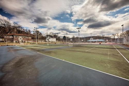 Reading Apt Walk to Shops Dining and City Park! - image 7