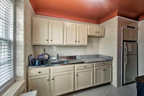 Reading Apt, Walk to Shops, Dining and City Park! in Reading, USA