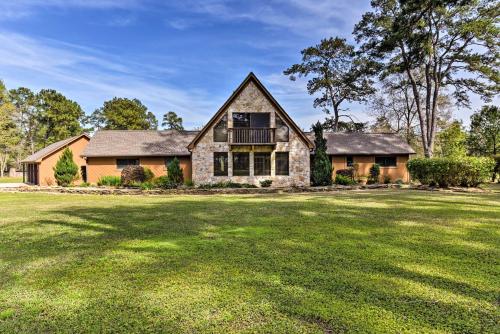 7 half Acre Private Ranch Home with Pool and Game Loft in Magnolia, USA