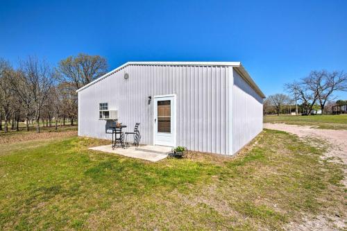 Studio with Charcoal Grill 2Mi to Lake Texoma Marina - image 8