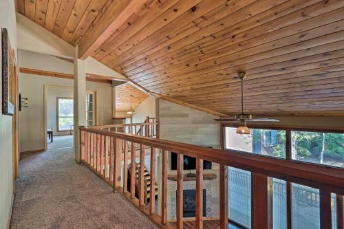 Luxe Pinetop Escape with Deck Less Than 1 Mi to Golf Course!