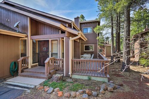 Luxe Pinetop Escape with Deck Less Than 1 Mi to Golf Course!