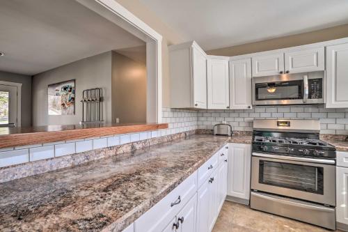 Walk to Lake and Town from Grand Rivers Home! - image 2