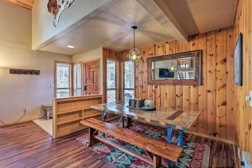 Luxe Pinetop Escape with Deck Less Than 1 Mi to Golf Course!