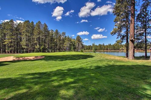 Luxe Pinetop Escape with Deck Less Than 1 Mi to Golf Course!