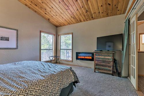 Luxe Pinetop Escape with Deck Less Than 1 Mi to Golf Course!