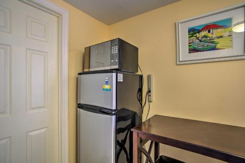Hip Studio with Patio 1 Mi to Pompano Beach Pier