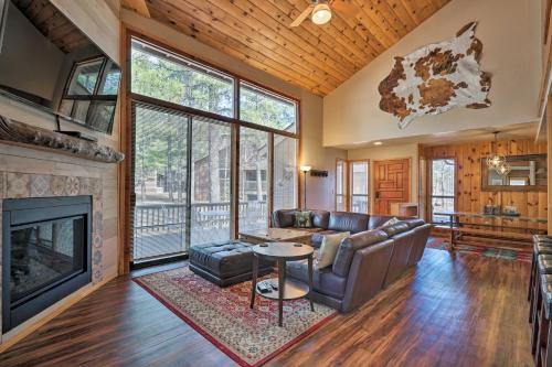 Luxe Pinetop Escape with Deck Less Than 1 Mi to Golf Course!