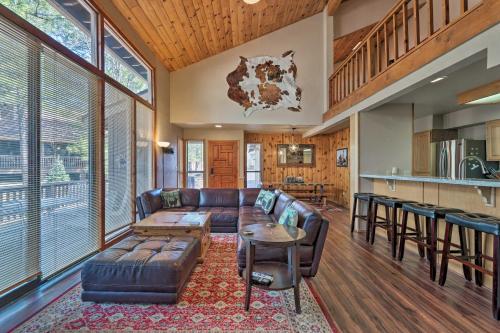 Luxe Pinetop Escape with Deck Less Than 1 Mi to Golf Course!