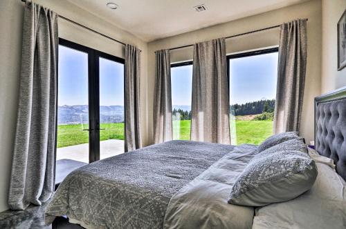 Luxury Home with Views - 5 Min to Columbia River