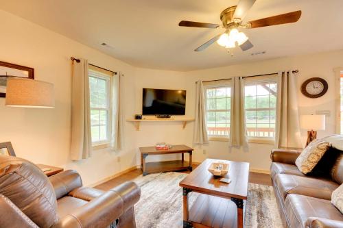 Cozy Bryson City Cabin 5 Miles to Downtown! in Bryson City, USA